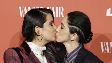 Emily Estefan y su pareja besándose