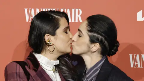 Emily Estefan y su pareja besándose Emily Estefan y su pareja besándose