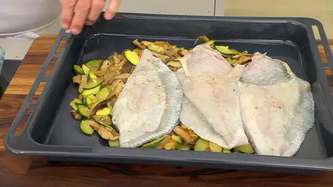 Coloca los filetes de rodaballo encima Coloca los filetes de rodaballo encima