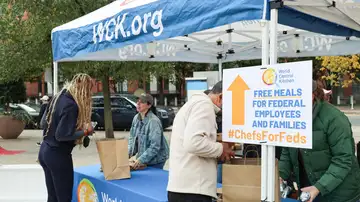 Imagen de World Central Kitchen entregando comida a trabajadores federales afectados por el cierre del Gobierno  Imagen de World Central Kitchen entregando comida a trabajadores federales afectados por el cierre del Gobierno