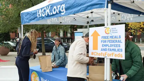Imagen de World Central Kitchen entregando comida a trabajadores federales afectados por el cierre del Gobierno  Imagen de World Central Kitchen entregando comida a trabajadores federales afectados por el cierre del Gobierno