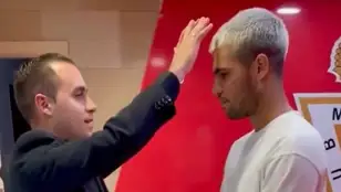 El sacerdote Miguel Tovar bendice a Carlos Alcaraz