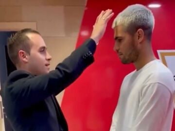 El sacerdote Miguel Tovar bendice a Carlos Alcaraz