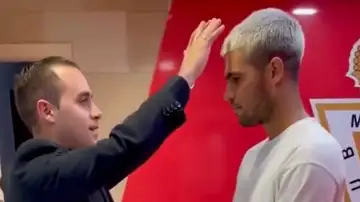 El sacerdote Miguel Tovar bendice a Carlos Alcaraz El sacerdote Miguel Tovar bendice a Carlos Alcaraz