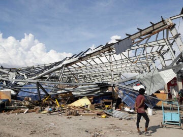 Imagen de una edificación destruida por el huracán Melissa