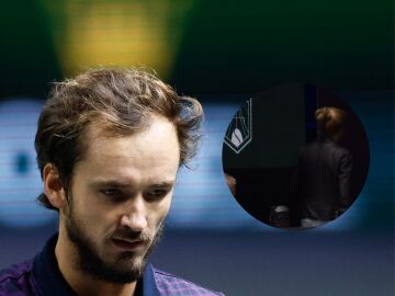 Daniil Medvédev durante su partido ante Zverev en París