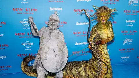 Heidi Klum y su marido Tom Kaulitz con su disfraz de Medusa y Guerro de piedra en Halloween Heidi Klum y su marido Tom Kaulitz con su disfraz de Medusa y Guerro de piedra en Halloween