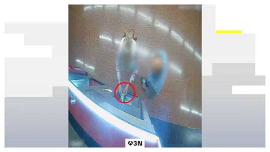 Así estafó 2.000 euros en el metro de Barcelona fingiendo ayudar a los usuarios Así estafó 2.000 euros en el metro de Barcelona fingiendo ayudar a los usuarios