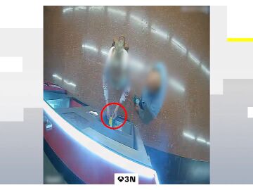 Así estafó 2.000 euros en el metro de Barcelona fingiendo ayudar a los usuarios