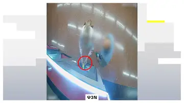 Así estafó 2.000 euros en el metro de Barcelona fingiendo ayudar a los usuarios Así estafó 2.000 euros en el metro de Barcelona fingiendo ayudar a los usuarios