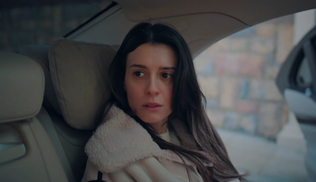 Ferit la olvida y Serter vuelve a su vida: Pelin se adentra en un nuevo infierno en Una nueva vida