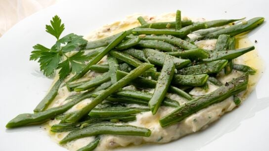 Vainas salteadas con crema de queso y jam&oacute;n