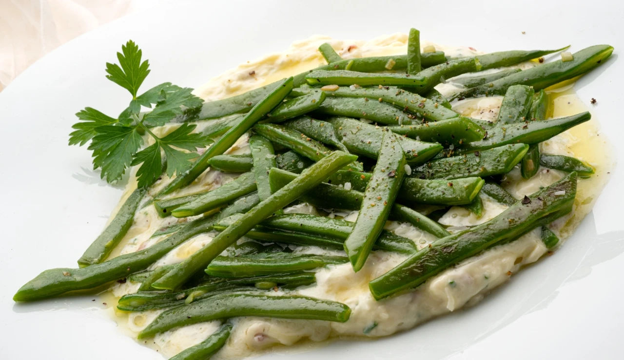 Vainas salteadas con crema de queso y jamón