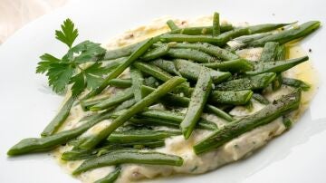 Vainas salteadas con crema de queso y jamón