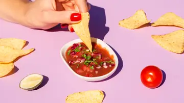 Nachos con salsa picante Nachos con salsa picante