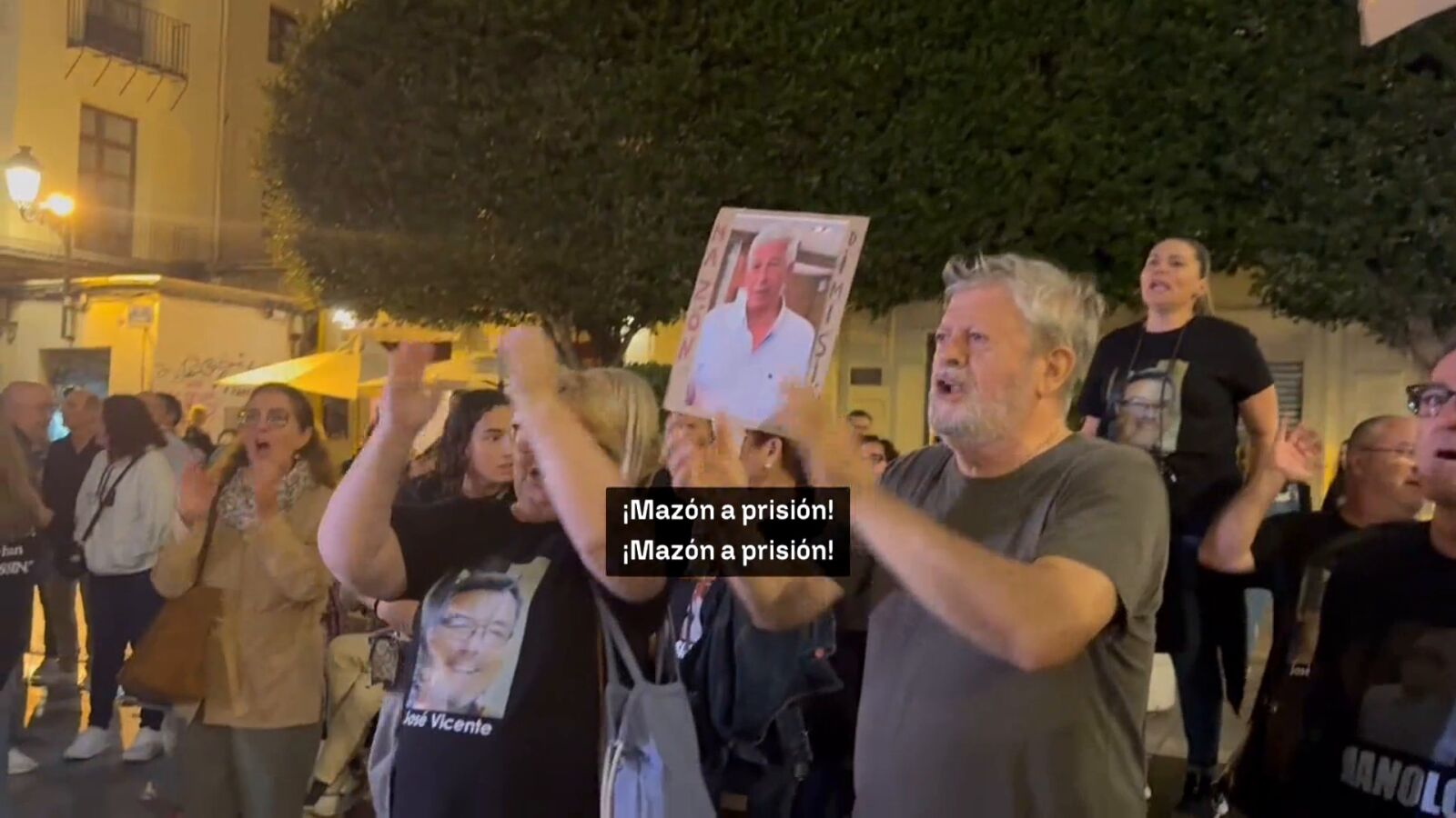 Concentraciones espontáneas de las asociaciones de víctimas de la DANA hasta bien entrada la noche en Valencia