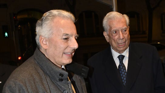 &Aacute;lvaro Vargas Llosa y su padre, Mario 