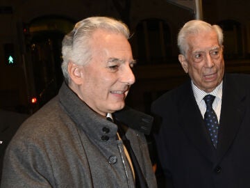 &Aacute;lvaro Vargas Llosa y su padre, Mario 