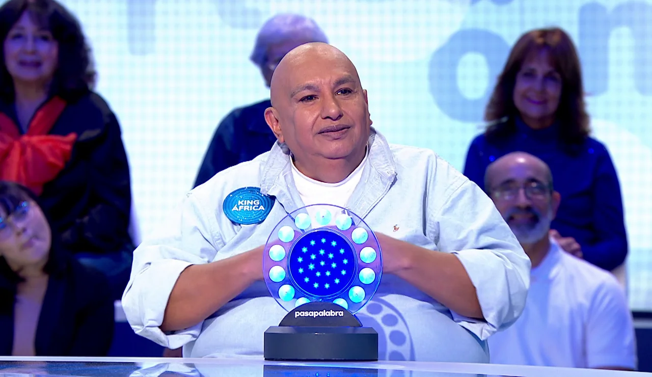 Dua Lipa inspira a King África: acierta en La Pista convirtiendo su respuesta en un acertijo