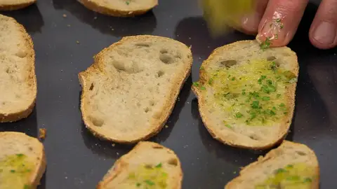 Corta 12 rebanadas finas de pan Corta 12 rebanadas finas de pan