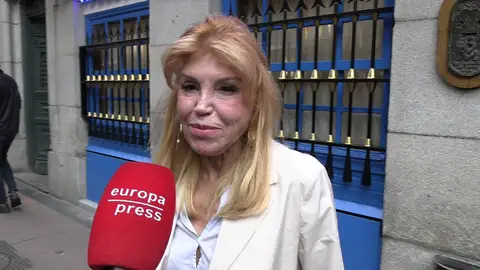 Tita Cervera respondiendo a la prensa Tita Cervera respondiendo a la prensa