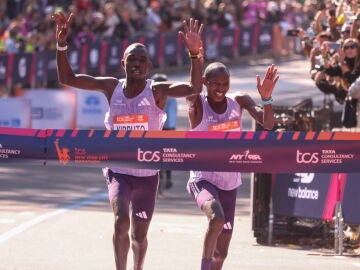 Benson Kipruto y Alexander Mutiso, en la llegada del Maratón de Nueva York