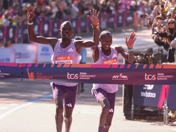 Benson Kipruto y Alexander Mutiso, en la llegada del Maratón de Nueva York Benson Kipruto y Alexander Mutiso, en la llegada del Maratón de Nueva York