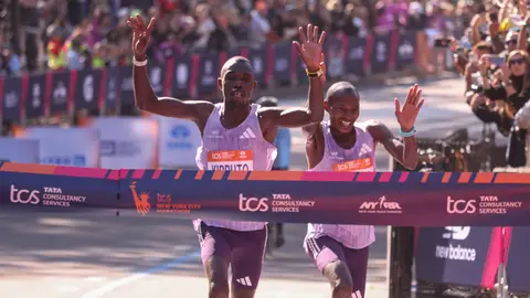 Benson Kipruto y Alexander Mutiso, en la llegada del Maratón de Nueva York Benson Kipruto y Alexander Mutiso, en la llegada del Maratón de Nueva York
