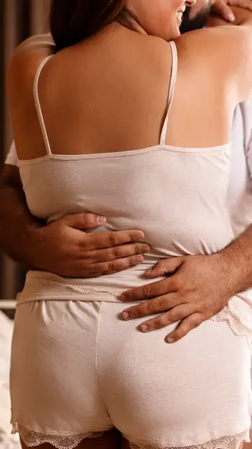 Abrazo de pareja en pijama Abrazo de pareja en pijama