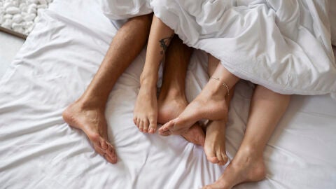 Varias personas en una cama