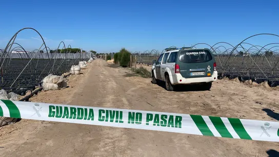 Un coche de la Guardia Civil a la entrada de la finca donde vivía la víctima Un coche de la Guardia Civil a la entrada de la finca donde vivía la víctima