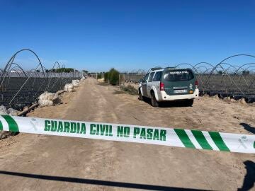 Un coche de la Guardia Civil a la entrada de la finca donde vivía la víctima