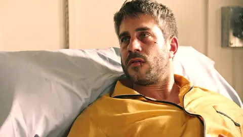 Tasio se disculpa con Andrés por lo ocurrido el día de la explosión y le cuenta que Brossard tiene el control de la empresa Tasio se disculpa con Andrés por lo ocurrido el día de la explosión y le cuenta que Brossard tiene el control de la empresa