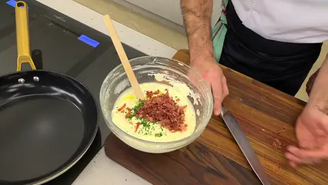 Pica el jamón y las hojas de cebollino finamente, agrégalos a la crema de queso y mezcla bien. Pica el jamón y las hojas de cebollino finamente, agrégalos a la crema de queso y mezcla bien.