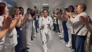 El pasillo de aplausos a una doctora de Ourense el día de su jubilación: 