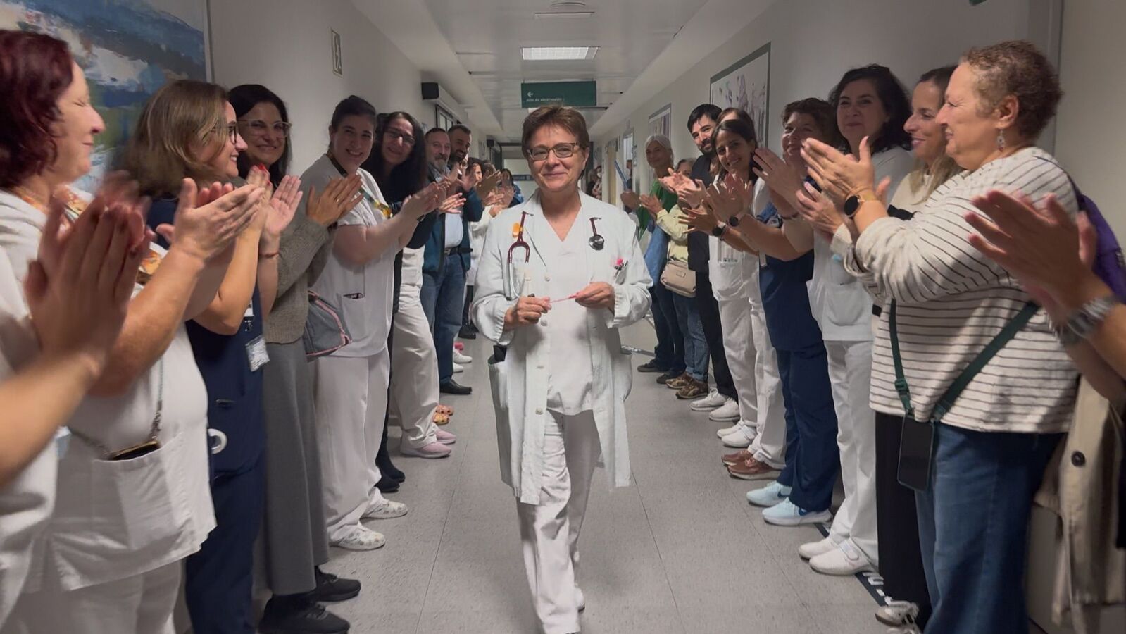 El pasillo de aplausos a una doctora de Ourense el día de su jubilación: 