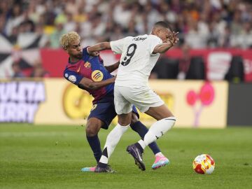 Lamine Yamal y Mbappé en un partido