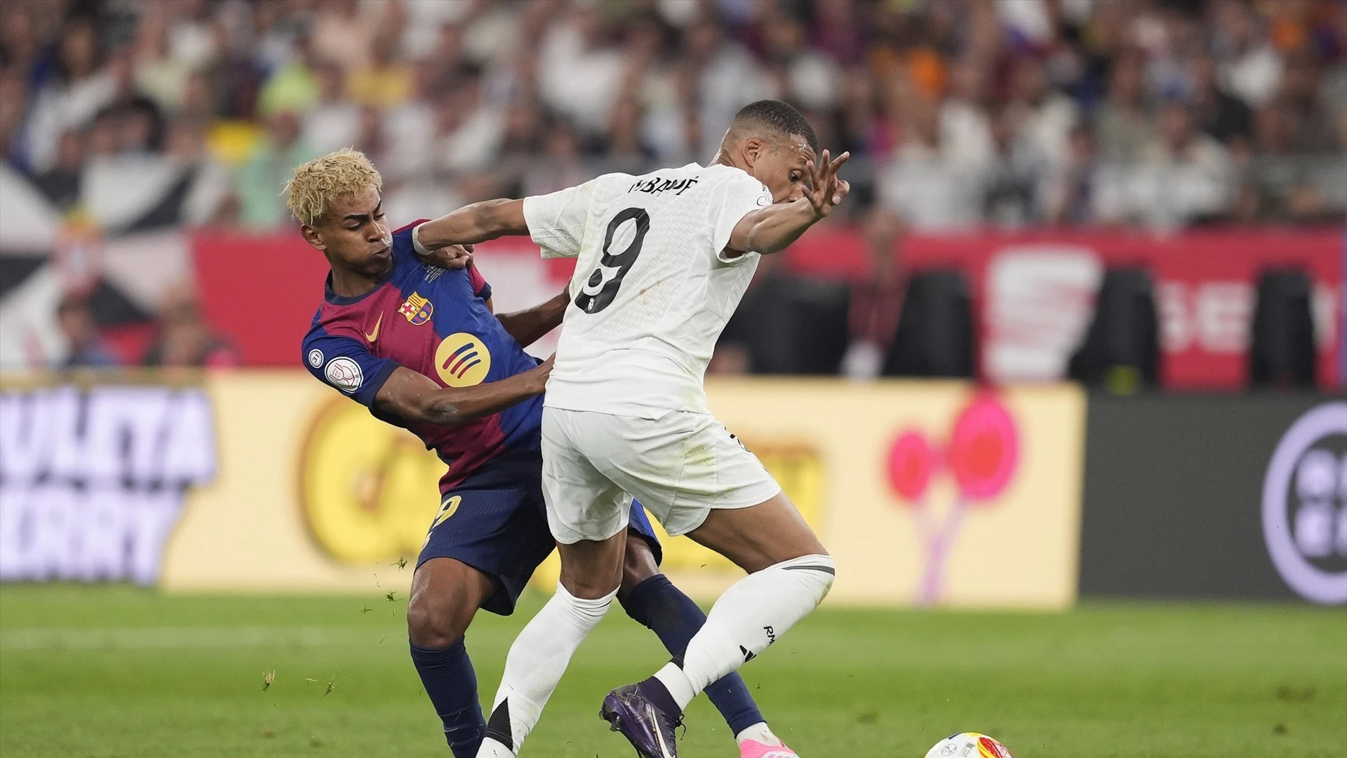 Lamine Yamal y Mbappé en un partido Lamine Yamal y Mbappé en un partido