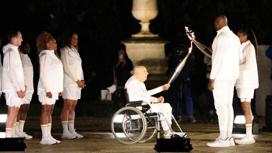 Charles Coste da el relevo de la antorcha a Teddy Riner y Marie-Jos&eacute; P&eacute;rec