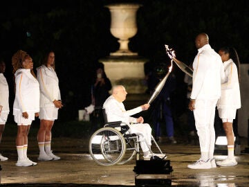 Charles Coste da el relevo de la antorcha a Teddy Riner y Marie-José Pérec
