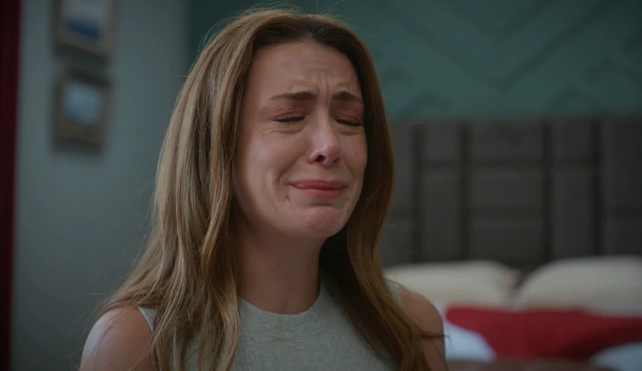 Çağla no supera la muerte de Tolga y llora sin consuelo por el amor que el destino truncó