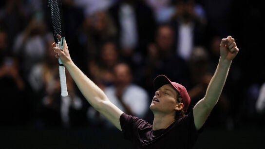Jannik Sinner celebra su victoria en el Rolex Paris Masters