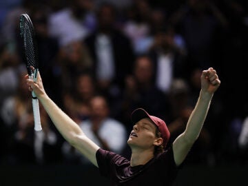 Jannik Sinner celebra su victoria en el Rolex Paris Masters