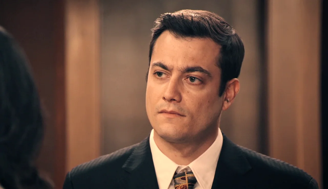 Cloe conoce a Tasio y le comunica la primera decisión de Brossard: “Vamos a buscar otro director para la fábrica”