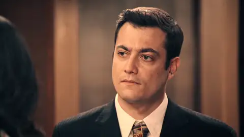 Cloe conoce a Tasio y le comunica la primera decisión de Brossard: “Vamos a buscar otro director para la fábrica” Cloe conoce a Tasio y le comunica la primera decisión de Brossard: “Vamos a buscar otro director para la fábrica”