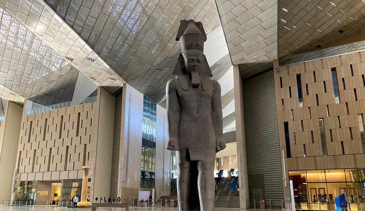Estatua de Ramsés II en el Gran Museo Egipcio