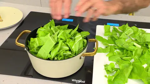 Enjuaga las hojas, córtalas en juliana e incorpóralas Enjuaga las hojas, córtalas en juliana e incorpóralas