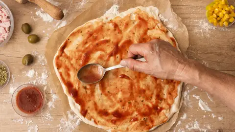 Persona cocinando una pizza Persona cocinando una pizza