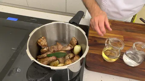 Introduce en la olla las cebollitas, los ajos y la primera tanda de conejo. Introduce en la olla las cebollitas, los ajos y la primera tanda de conejo.