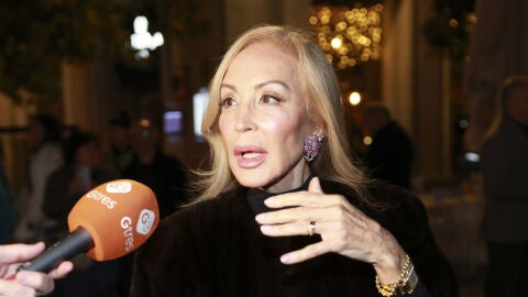 Carmen Lomana haciendo declaraciones a la prensa